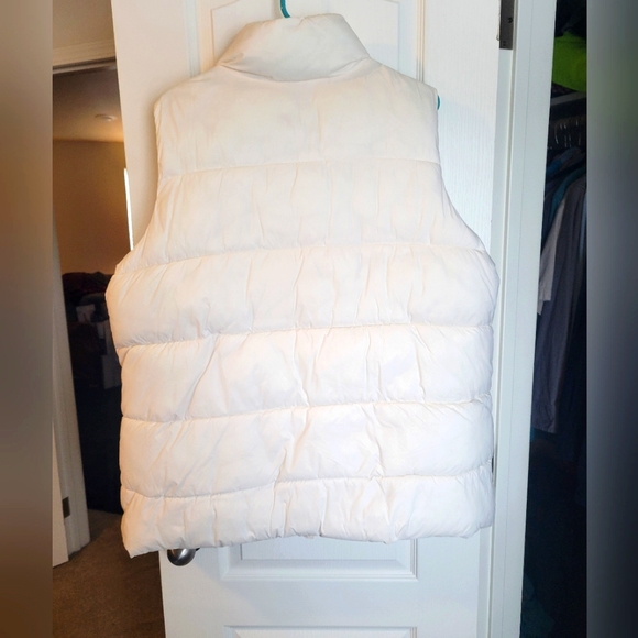 Women's Old Navy XXLT puffer vest. White. Tall collar. Keeps you warm & cozy - Picture 2 of 9